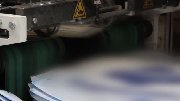 Μηχανή τυπογραφία της εκτύπωσης τύπου στο έργο — Αρχείο Βίντεο