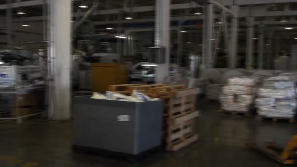 Mensen werken in grote loods met goederen in fabriek — Stockvideo