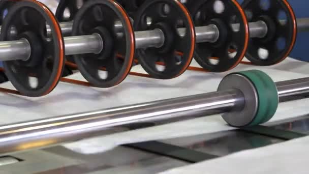 Rollo de cinta polimérica grande unreel para una imprenta — Vídeos de Stock