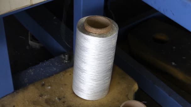 Industrie textile bobines de fil sur la machine à filer dans une usine — Video