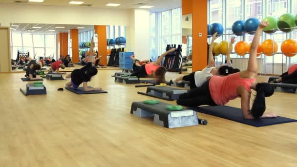 Schöne Frau auf dem Trittbrett während des Trainings — Stockvideo