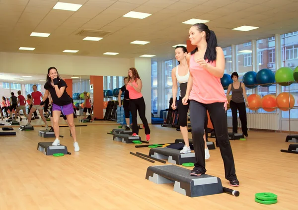 Schöne Frau auf dem Trittbrett während des Trainings — Stockfoto