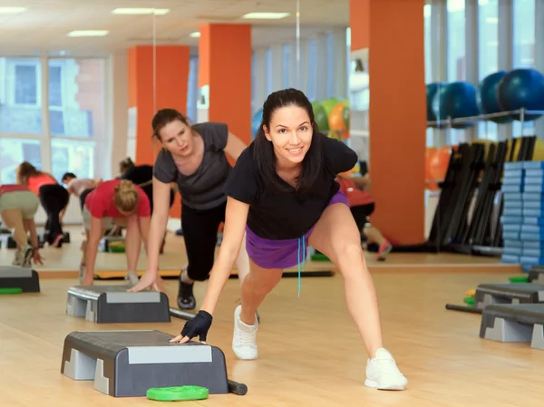 Vackert kvinnlig på stepbrädan under träningen — Stockfoto