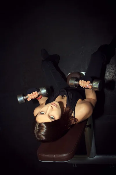 Brutal femme athlétique pompage muscules avec haltères dans le — Photo