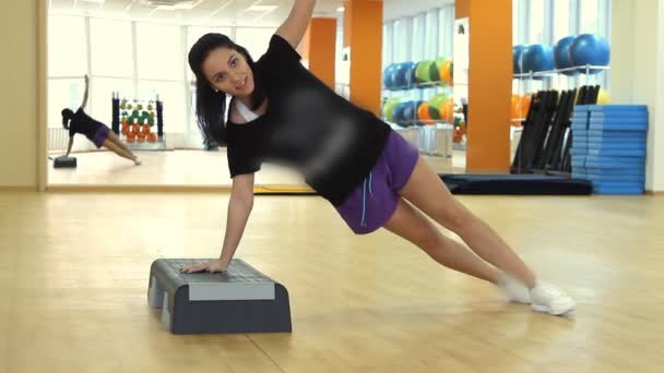 Bella hembra en el trampolín durante el ejercicio — Vídeos de Stock