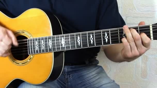 Музыкальный инструмент с руками гитариста — стоковое видео