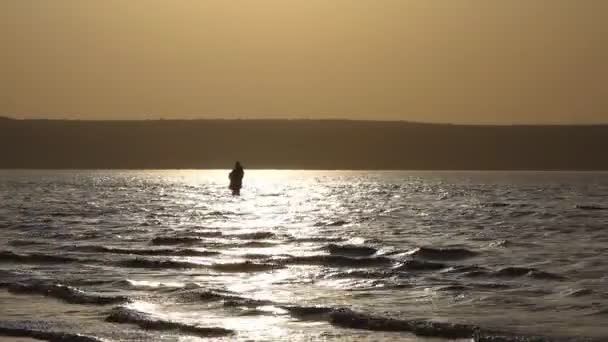 Mann angelt im See bei Sonnenuntergang — Stockvideo