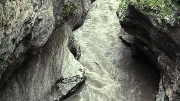 El río de montaña entre las rocas — Vídeos de Stock