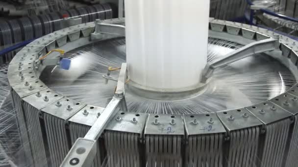 Textilní průmysl - příze zařadí na spinning stroj v továrně — Stock video