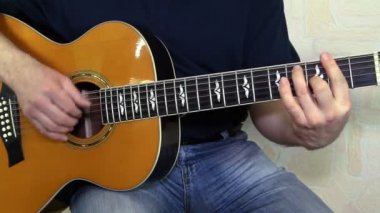 akustik gitar çalmaya en iyi oyuncusu. gitarist elleri ile müzik aleti