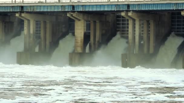 Перезагрузка воды на гидроэлектростанции на реке — стоковое видео