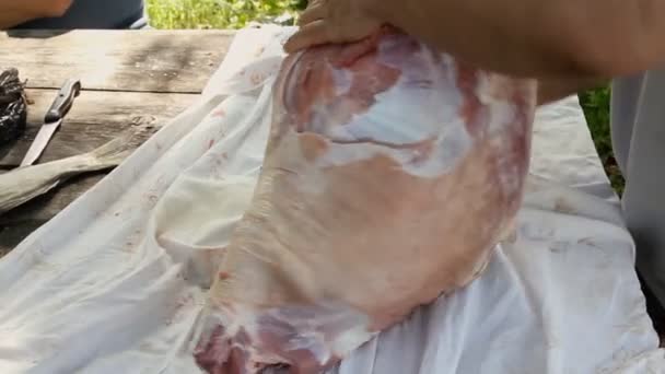 테이블에 양고기의 부분을 다시 절단 하는 푸 줏 간 주인 — 비디오