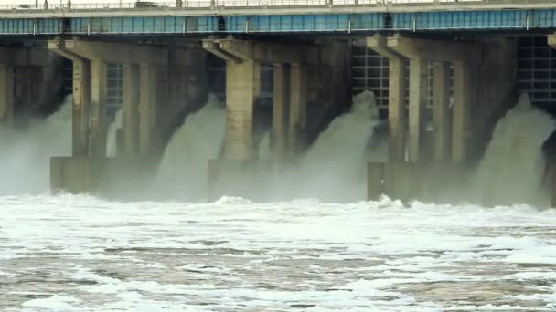 水在水力发电站在河上的重置 — 图库视频影像
