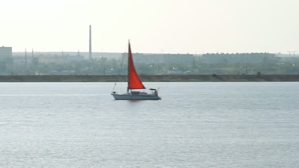 Вітрильна яхта на морі в сонячну погоду — стокове відео