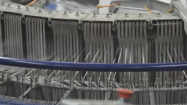 Textielindustrie - draaiende machine in een fabriek — Stockvideo
