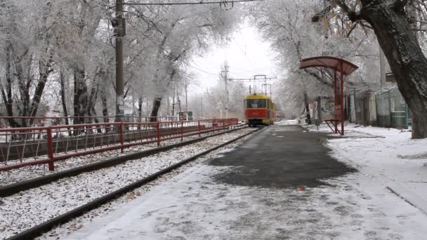 Сучасні трамвай у city, російські залізні дороги — стокове відео