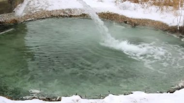 Hidrojen sülfit kaynağının su püskürtüsü.