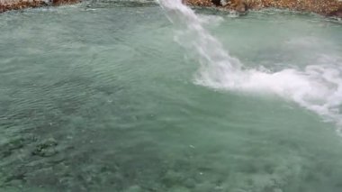Hidrojen sülfit kaynağının su püskürtüsü.