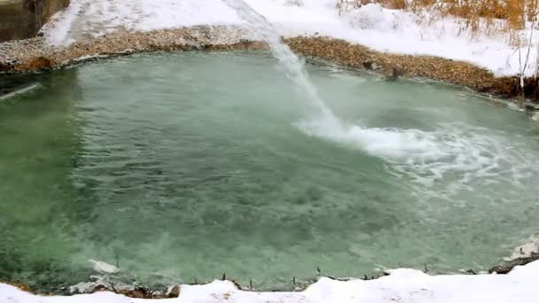 Hidrojen sülfit kaynağının su püskürtüsü. — Stok video