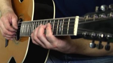 Gitarist elleri ile müzik aleti