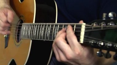 Gitarist elleri ile müzik aleti