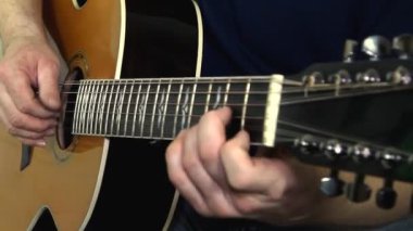 akustik gitar çalmaya en iyi oyuncusu. gitarist elleri ile müzik aleti