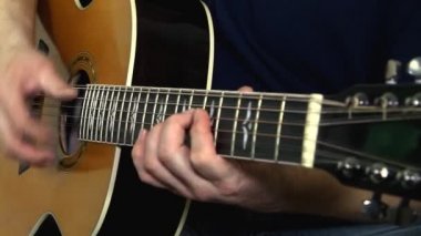 akustik gitar çalmaya en iyi oyuncusu. gitarist elleri ile müzik aleti