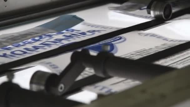 Rollo de cinta polimérica grande unreel para una imprenta — Vídeo de stock