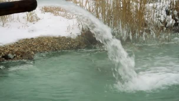 Hidrojen sülfit kaynağının su püskürtüsü. — Stok video