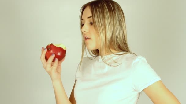 Όμορφη σέξι κοπέλα κρατώντας το μεγάλο κόκκινο μήλο να απολαύσετε τη γεύση και να κάνουν δίαιτα — Αρχείο Βίντεο