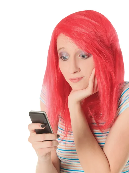 Helles Bild einer glücklichen Frau mit rotem Haar und Handy — Stockfoto