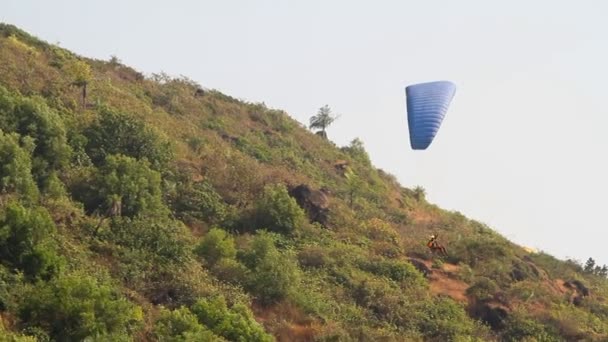 Yamaç paraşütü karşı dağlar üzerine açık mavi gökyüzü — Stok video