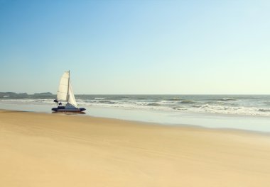 ıssız bir sahilde tekne