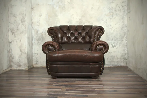 Old vintage brown leather chair — Stock fotografie