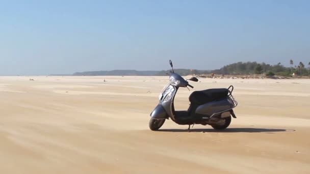 Puesto de bicicleta en la playa en el día ventoso — Vídeos de Stock