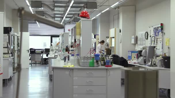 Женщина работает в лаборатории, Московская пивоваренная компания . — стоковое видео