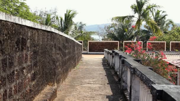 Ruinas de la fortaleza Tiracol en el día de verano — Vídeo de stock