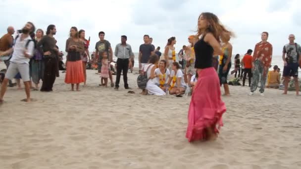 Goa, India - 28 de febrero de 2015: Personas no identificadas bailando en la playa. Goa estado Arambol playa . — Vídeos de Stock