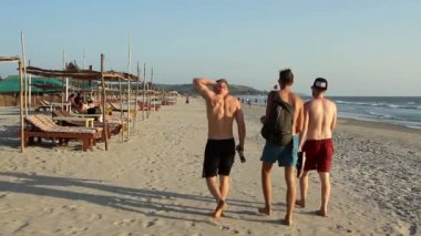 Kimliği belirsiz kişi sahilde rahatlatıcı