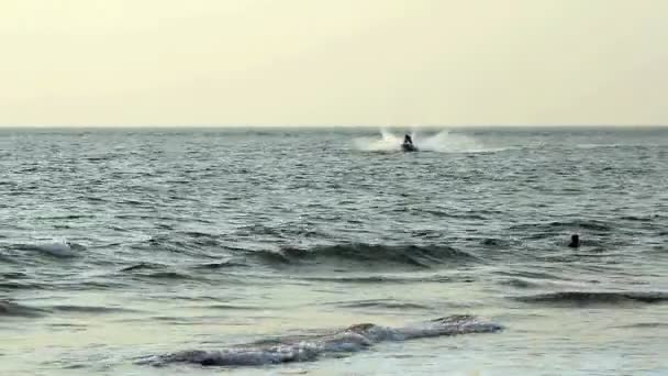 Joven no identificado navegando en un jetski — Vídeo de stock