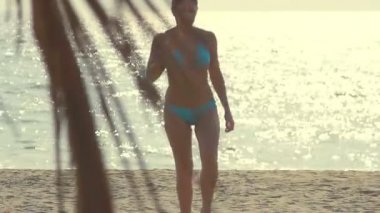 Güzel kız plaj yaşam tarzı hoşlanır.