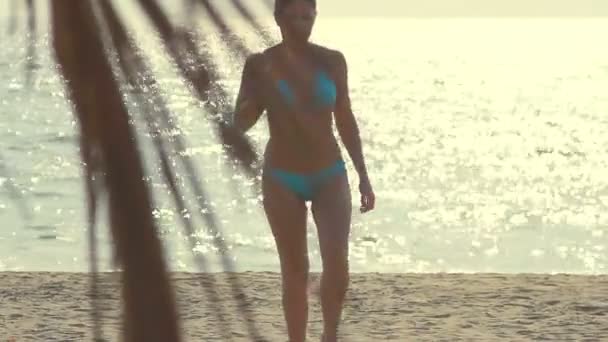 Bella ragazza gode lo stile di vita in spiaggia . — Video Stock