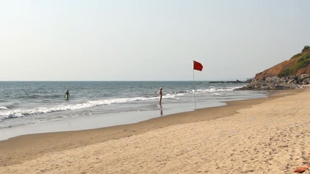 Goa, India - February 24, 2015: Unidentified people relaxing on the beach. Goa state Vagator beach. — Stock Video