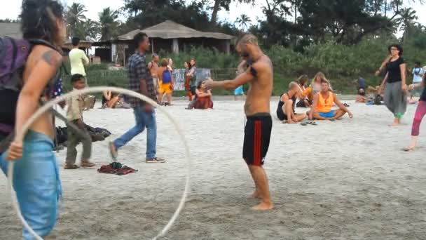 Goa, India - 28 de febrero de 2015: Hombre no identificado haciendo spinning pole en la playa. Goa estado Arambol playa . — Vídeos de Stock
