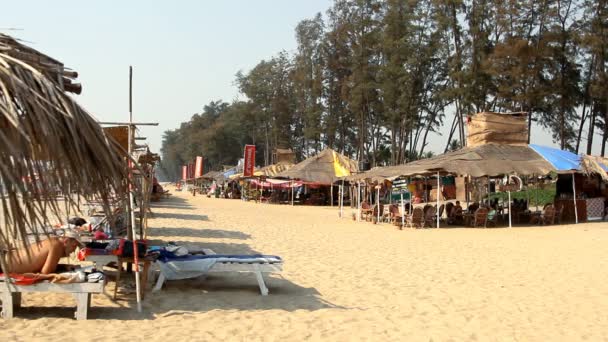 Goa, india - február 22, 2015-re: azonosítatlan emberek pihennek a tengerparton. Goa állami querim beach. — Stock videók