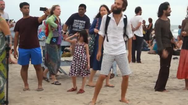 Goa, India - 28 februari 2015: Niet-geïdentificeerde mensen dansen op het strand. Goa staat Arambol strand. — Stockvideo