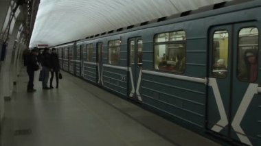 Tren kalkış Moskova metro istasyonu Turgenevskaya.
