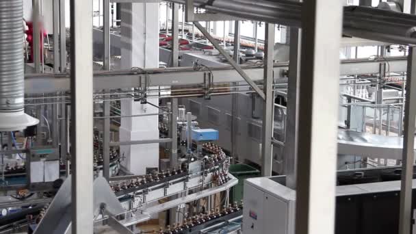 Plastic water bottles on conveyor or water bottling machine — Stock Video