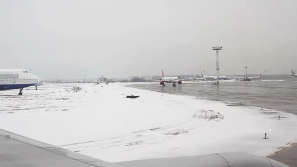 View from airplane to the Domodedovo airport — Stock Video