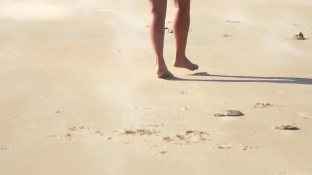Jovem feliz pulando na praia — Vídeo de Stock